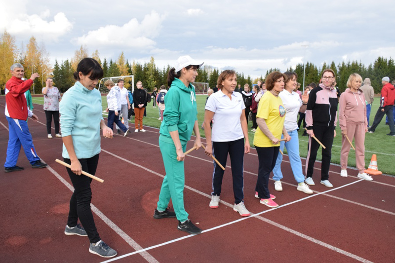 В Красных Четаях красиво и зрелищно провели традиционную легкоатлетическую эстафету в честь Дня учителя