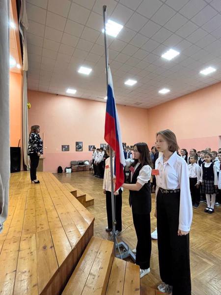 Неделя началась с торжественной церемонии поднятия флага и исполнения гимна Российской Федерации.