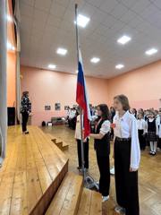 Неделя началась с торжественной церемонии поднятия флага и исполнения гимна Российской Федерации.