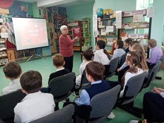 В понедельник учащиеся 4 «В» класса пополнили багаж своих знаний на занятиях в библиотеке им К. И. Чуковского.