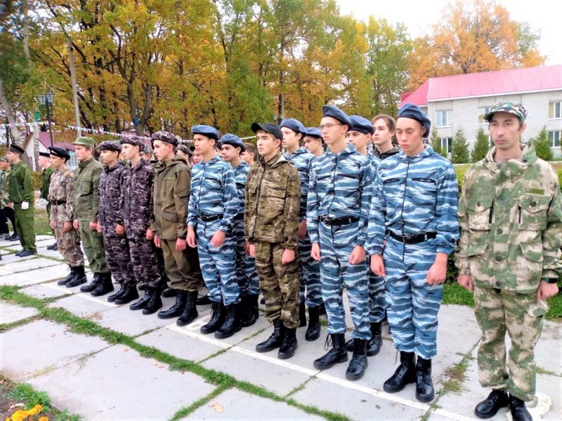Десятиклассники на военных сборах.