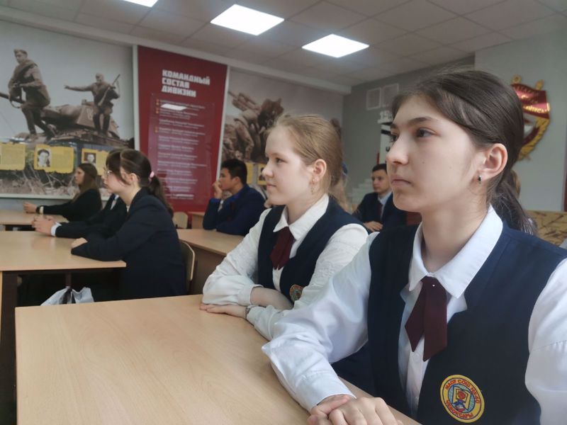 9 сентября в День памяти русских воинов, павших при обороне Севастополя в Крымской войне в 8б классе прошел Урок мужества