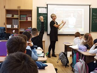 6 октября в 3 "Е" классе состоялся урок ИЗО с экскурсоводом КВЦ "Радуга" Анной Владимировной Фирсовой.