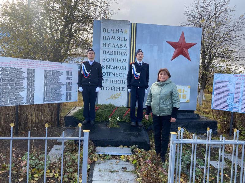 Возложение гирлянды славы к обелиску д.Большое Яниково