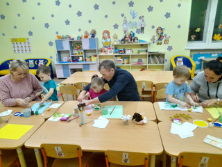 Встреча в детско-родительском клубе «Вместе с мамой, вместе с папой» по нетрадиционному рисованию.