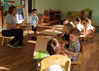 Тему "Деревья и кустарники» изучают в средней группе компенсирующей направленности для детей с ТНР «Соловушки».