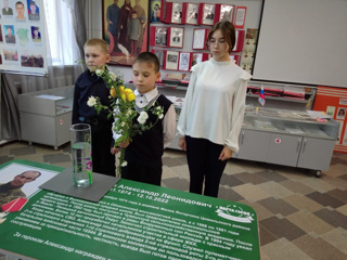 Уклад школы - на Парту героя учащиеся подносят живые цветы