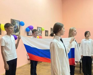 Неделя началась с торжественной церемонии поднятия флага и исполнения гимна Российской Федерации.