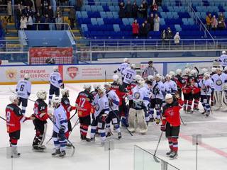 17 октября в ледовом дворце Чебоксары-Арена состоялся первый домашний матч хоккейной команды  «Сокол». Активисты школы № 2 посетили игру.