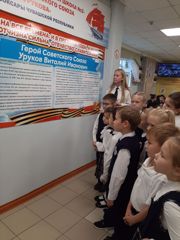 О героях-строителях Сурского и Казанского рубежей 18 октября рассказали обучающимся 1 "Е" класса ученицы 8 "Б" класса Арефьева Дарья и Григорьева Валерия.