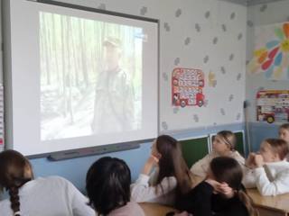 20 октября в 7 «В» классе был проведен урок мужества, посвященный трудовому подвигу строителям Сурского и Казанского оборонительных рубежей.