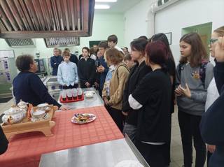 19 октября в рамках недели профориентации ученики 8 "В" класса МБОУ "СОШ 2" г. Чебоксары посетили Чебоксарский кооперативный институт.