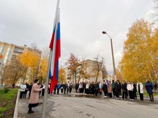 Учебная неделя началась с исполнения Гимна Российской Федерации