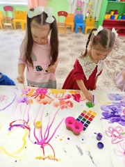 Дети средней группы «Ягодки» с воспитателем Юмановой Л. В. выполнили коллективную работу «Цветочная поляна» акварелью и гуашью.