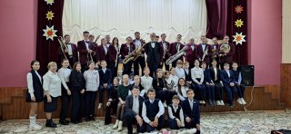 Концертно-духовой оркестр выступил перед учащимися школы