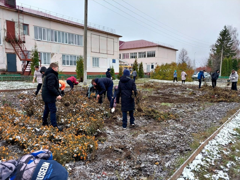 В  рамках осеннего месячника благоустройства и озеленения территорий прошел субботник