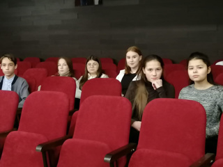 Учащиеся 8 класса сегодня посмотрели фильм "Капитанская дочка"