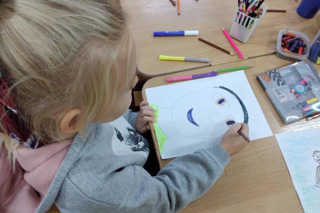 Дети могут выражать свои эмоции и настроение через рисунки