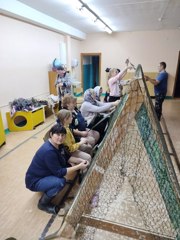 В школе открылся пункт по плетению маскировочных сетей