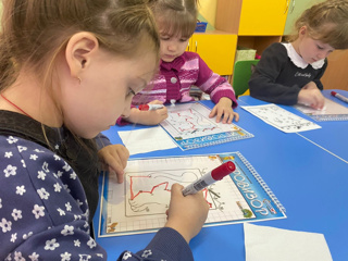 Дошкольниками с помощью игровизора готовят руку к письму