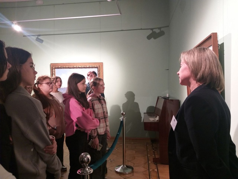Обучающиеся Янтиковской школы посетили выставку "Три шедевра Левитана в Чувашии"