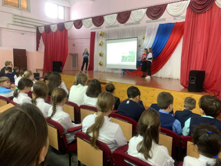 Волонтеры школы провели урок Мужества, посвященный трудовому подвигу строителей Сурского и Казанского оборонительных рубежей.