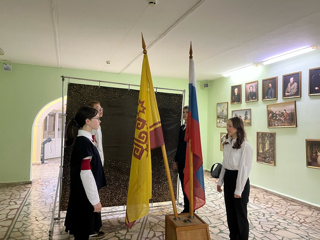 23 октября 2023 года учебная неделя началась традиционно с выноса флагов РФ и ЧР, а также исполнения гимнов РФ и ЧР.