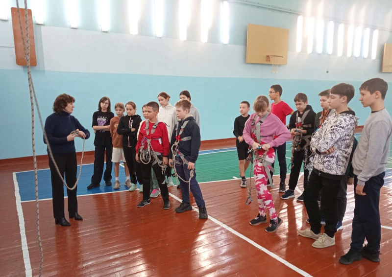 В рамках "Национальные проекты России" продолжаются занятия в кружке "Спортивный туризм"