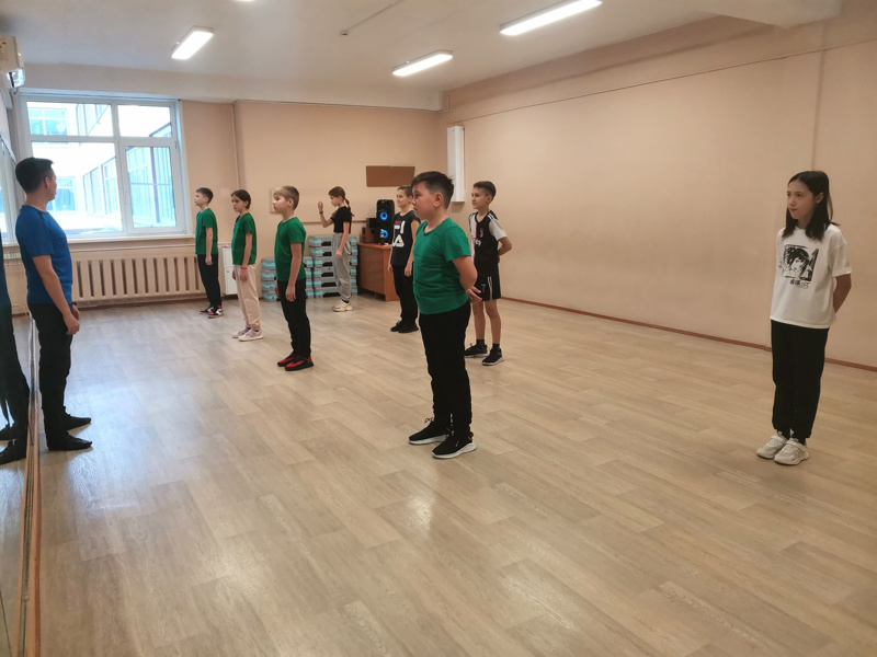 Ученики столичной школы 40 с радость посещают кружок «Бальные танцы» в период осенних каникул