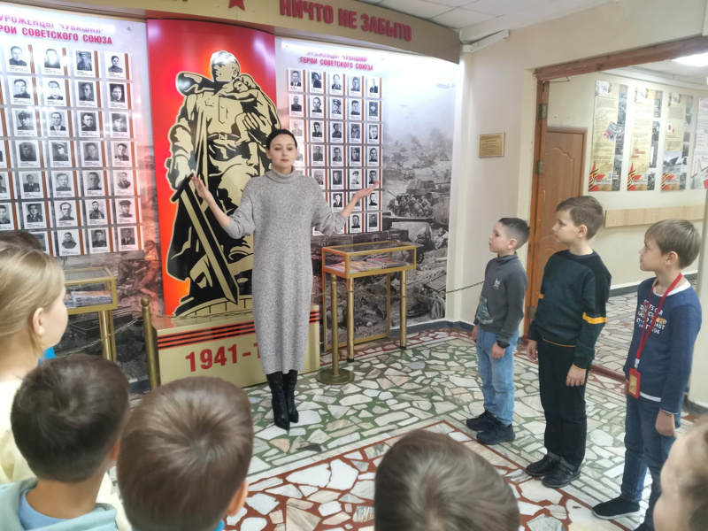 1 ноября учитель истории Егорова В.В. провела для учащихся 2г класса экскурсию по музею «Сыны Отечества»