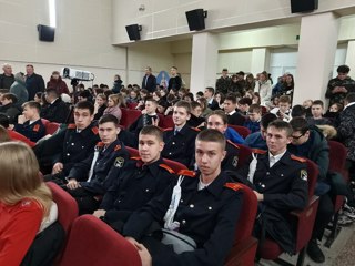 Кадеты 11 класса, дети участников СВО на Украине и педагоги школы приняли участие в республиканском проекте "Искусство ждать. Жди меня!".