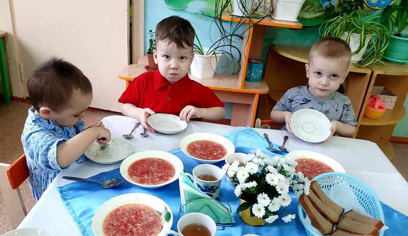 Дошкольники с удовольствием едят салаты