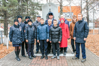 🕊Во многих городах нашей страны в День памяти погибших при выполнении служебных обязанностей сотрудников ОВД России проходят торжественные мероприятия