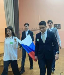 Новая учебная неделя началась с торжественного поднятия флага России под гимн нашей страны.