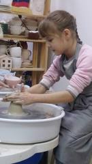 Максимова Ксения, ученица 4 «З» класса, своими руками сделала горшок для цветка из глины на гончарном круге.