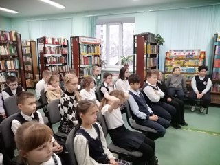 Сегодня, 14 ноября ученики 4 "Б" класса в очередной раз посетили библиотеку им К. Чуковского, где с ними провели беседу о выдающейся  чувашской народной актрисе Вере Кузьминой.