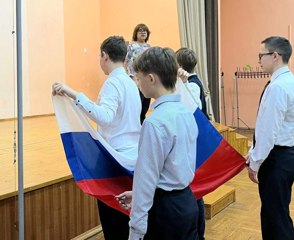 Учебная неделя началась с торжественного поднятия флага России под гимн нашей страны.