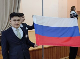 Первая учебная неделя II четверти подошла к концу. По традиции в школе в каждую пятницу проходит церемония спуска флага Российской Федерации.