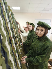 Юнармейцы приняли участие в плетении маскировочной сети для бойцов в зоне СВО