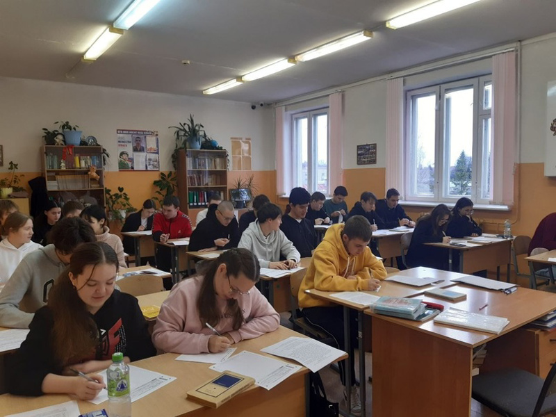 Одиннадцатиклассники Янтиковской школы пишут пробное итоговое сочинение