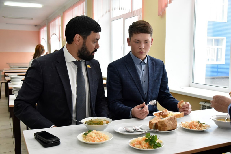 Сбалансированное питание в школьных столовых находится на контроле депутатов «Единой России».