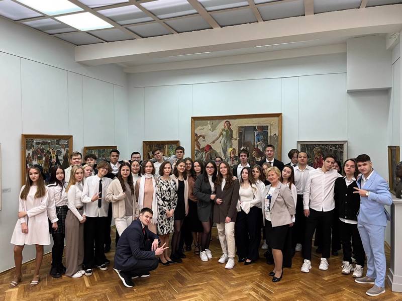 23 ноября учащиеся 11 «А» класса отправились в увлекательное путешествие по миру искусства и культуры по Пушкинской карте. Пунктом их назначения стал Чувашский государственный музей.