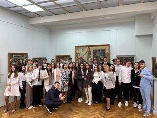 23 ноября учащиеся 11 «А» класса отправились в увлекательное путешествие по миру искусства и культуры по Пушкинской карте. Пунктом их назначения стал Чувашский государственный музей.