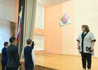 Учебная неделя подошла к концу. По традиции в школе в каждую пятницу проходит церемония спуска флага Российской Федерации.