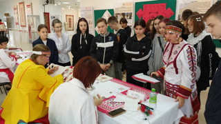 Сегодня дружный коллектив 8г класса МАОУ "СОШ 40" г.Чебоксары посетил выставку-конкурс чувашской вышивки в Художественном музее