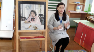 Педагог КВЦ «Радуга» знакомит дошкольников  с портретной живописью