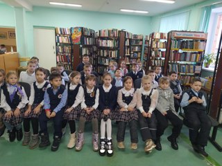 Учащиеся 2 "А" класса на занятии "Что такое этикет?" в библиотеке К. Чуковского.