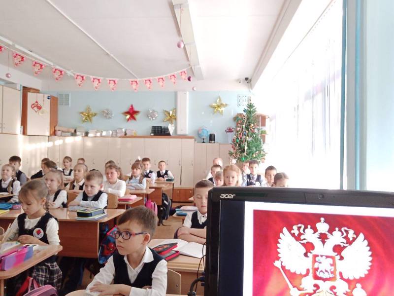 30 ноября - День герба Российской Федерации. Накануне этого праздника учащиеся 1 «Г» класса познакомились с  историей  государственного символа.