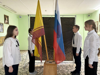 1﻿3 ноября в школе традиционно прошла церемония поднятия Государственного флага и исполнение гимнов Российской федерации и Чувашской Республики.