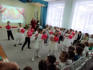 25 ноября воспитанники детского сада поздравили своих мам праздничным концертом